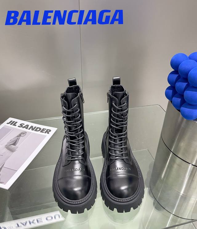 BALENCIAGB新品巴黎世家秀款马丁靴 经典黑色开边珠让整个鞋子更有质感，简直A爆了大头玩味设计摆脱以往马丁靴的刻板印象给整体增添了更多活力和时尚，双拉链设