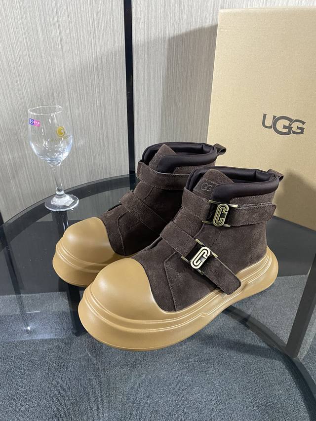 UGG 大头机车雪地靴 秋冬女性必备.保暖神器源自澳洲，百搭2024新款，隆丰A级羊毛，顶级品质.反毛牛皮面料，与羊毛的绝美匹配，高弹发泡鞋底，舒适，彰显不凡与