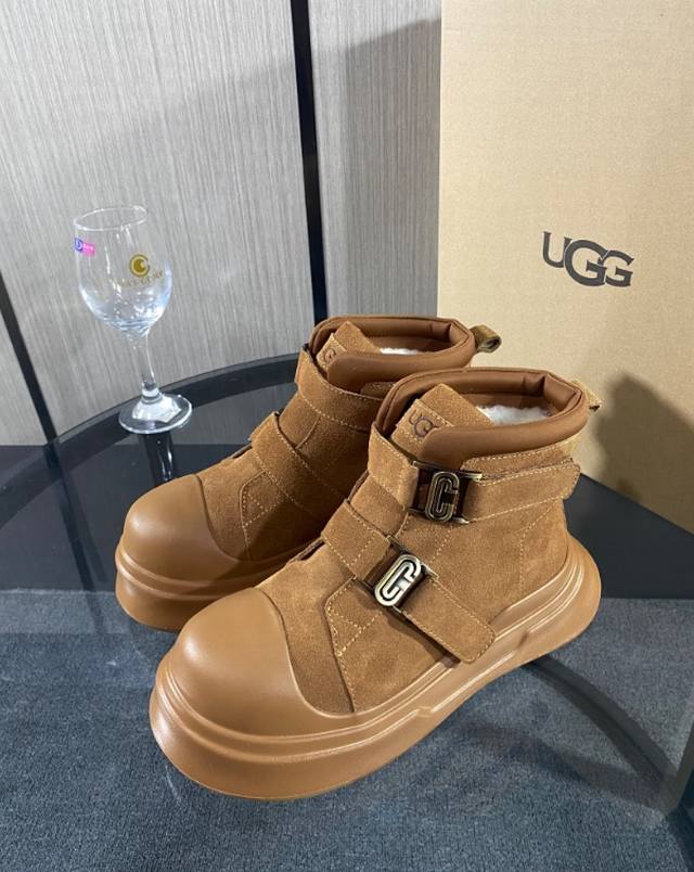 UGG 大头机车雪地靴 秋冬女性必备.保暖神器源自澳洲，百搭2024新款，隆丰A级羊毛，顶级品质.反毛牛皮面料，与羊毛的绝美匹配，高弹发泡鞋底，舒适，彰显不凡与