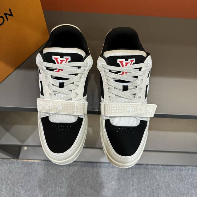 码数38-45L 奢品魔术贴Trainer男士运动鞋 ，运动鞋记录设计师 Virgil Abloh 由复古篮球鞋激发的经典创意，此次拼接光滑牛皮革和 Monog - 点击图像关闭