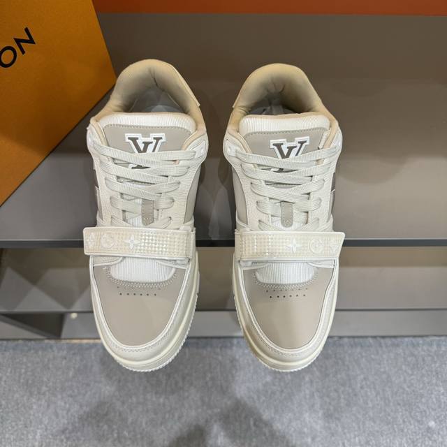 码数38-45L 奢品魔术贴Trainer男士运动鞋 ，运动鞋记录设计师 Virgil Abloh 由复古篮球鞋激发的经典创意，此次拼接光滑牛皮革和 Monog