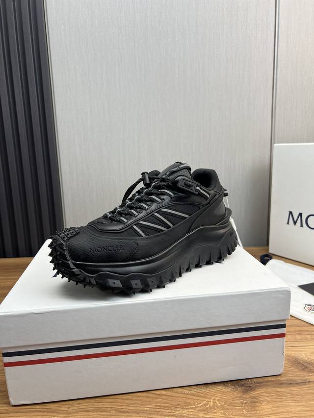 工厂价 Moncler 蒙口 全新Trailgrip GTX鞋履出货 Moncler 带来了自家的原创鞋款Trailgrip，依然是户外机能造型。这款鞋的设计师