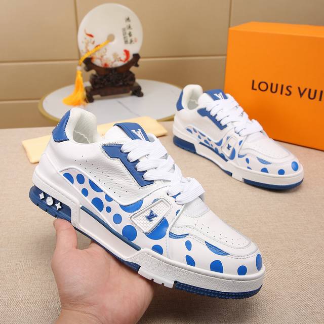 本款 LV x YK Trainer 运动鞋来自路易威登 x 草间弥生合作系列，在牛皮革表面描绘这位先锋艺术家笔下的无限波点，创意升级 Virgil Abloh