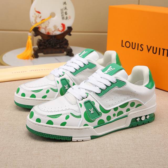 本款 LV x YK Trainer 运动鞋来自路易威登 x 草间弥生合作系列，在牛皮革表面描绘这位先锋艺术家笔下的无限波点，创意升级 Virgil Abloh