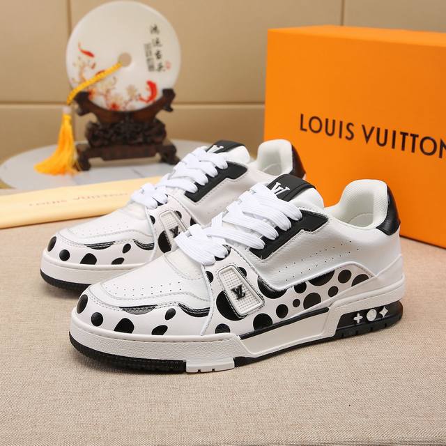 本款 LV x YK Trainer 运动鞋来自路易威登 x 草间弥生合作系列，在牛皮革表面描绘这位先锋艺术家笔下的无限波点，创意升级 Virgil Abloh