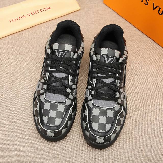 本款 LV Trainer 运动鞋选用 Damier 粒面牛皮革，临摹 Damier 帆布的两式经典纹理，令鞋面的繁复工艺更显瞩目，需要七小时的匠心缝制方可完成