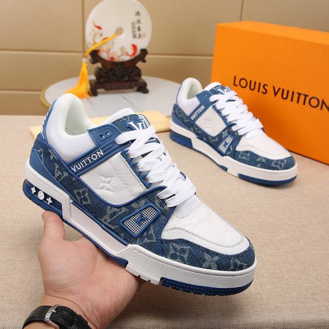 厂 路易威登 最新首次见证 LV Trainer 运动鞋与 Monogram 的双重经典融合， 点缀蓝色小牛皮制麂皮饰边， 呈现源自复古篮球鞋的低帮设计， 更有