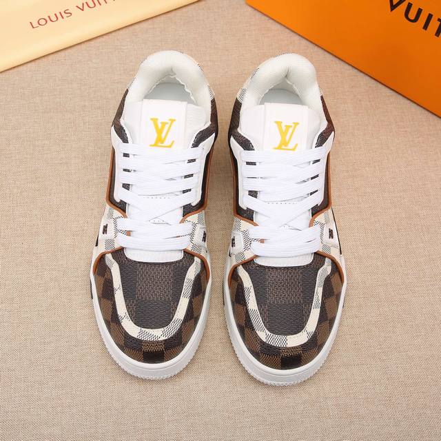 本款 LV Trainer 运动鞋选用 Damier 粒面牛皮革，临摹 Damier 帆布的两式经典纹理，令鞋面的繁复工艺更显瞩目，需要七小时的匠心缝制方可完成