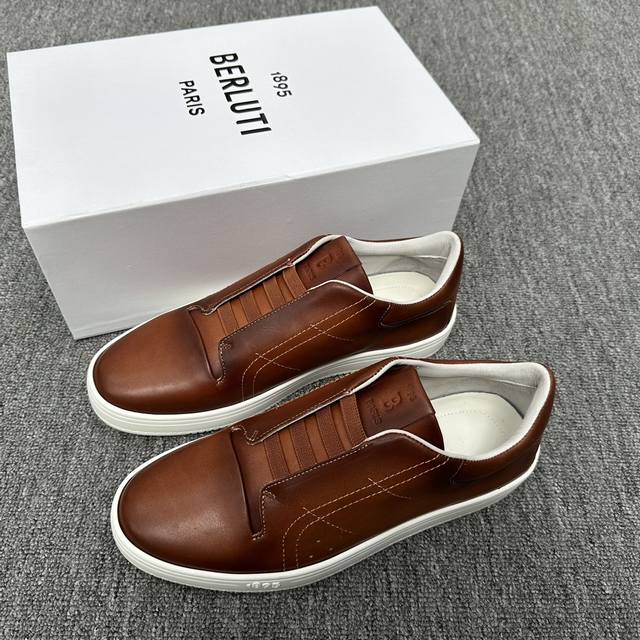 berluti Playtime皮革便鞋。 横向缝线，Incollato制造 Venezia纯色皮革 便于穿着的松紧带 柔软白色小牛皮衬里 衬垫鞋舌、鞋垫和外部