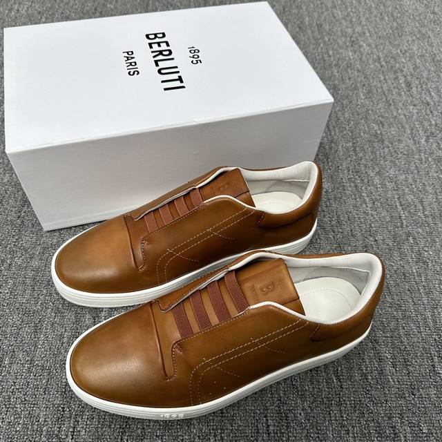 berluti Playtime皮革便鞋。 横向缝线，Incollato制造 Venezia纯色皮革 便于穿着的松紧带 柔软白色小牛皮衬里 衬垫鞋舌、鞋垫和外部