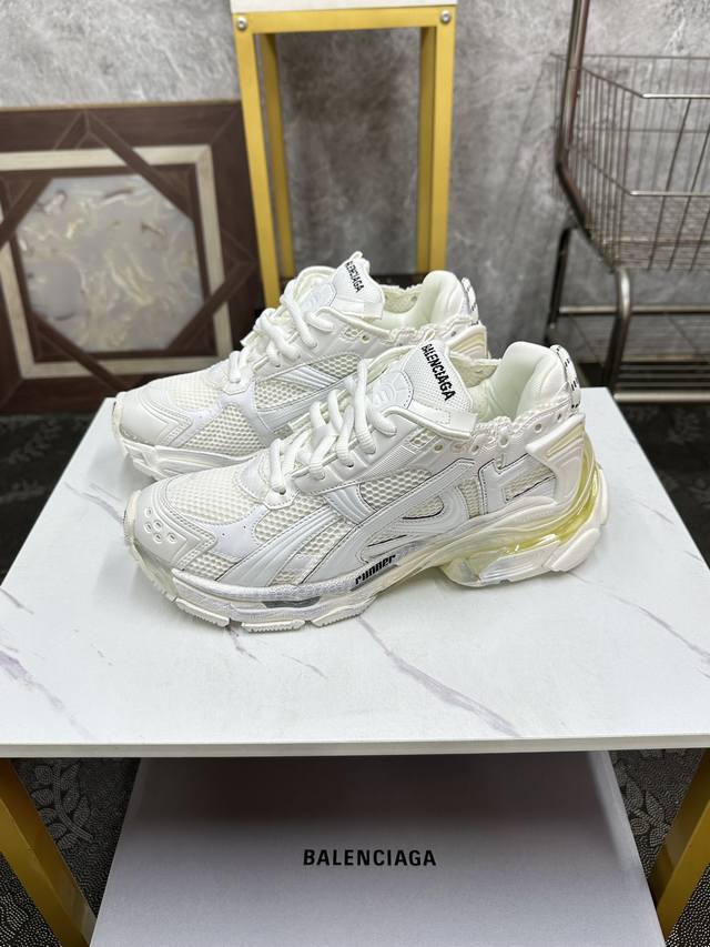 情侣款 BALENCIAGA 7.5代 巴黎世家-Runner七代半7.5代 是通过溢胶、做旧、缝线等细节，展示了设计师 Demna 的运动鞋风格，用一双 旧鞋