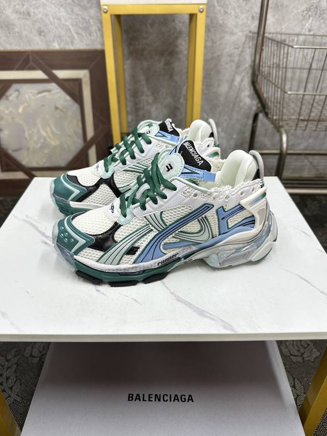 情侣款 BALENCIAGA 7.5代 巴黎世家-Runner七代半7.5代 是通过溢胶、做旧、缝线等细节，展示了设计师 Demna 的运动鞋风格，用一双 旧鞋