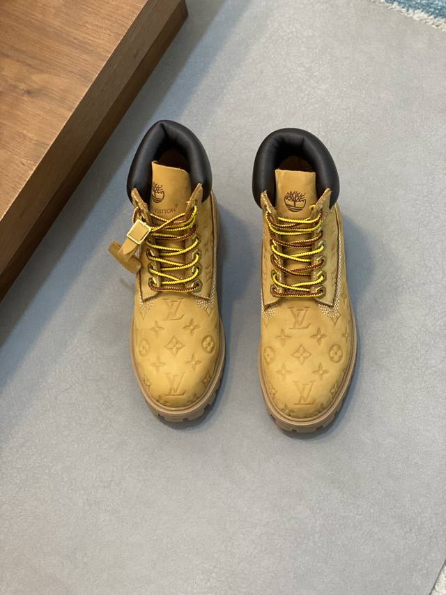 Loui* Vuitto* x Timberlan* 添柏岚 联名款 老花 大黄靴 及踝靴 短靴，LV x Timberland 及踝靴取材 Monogram