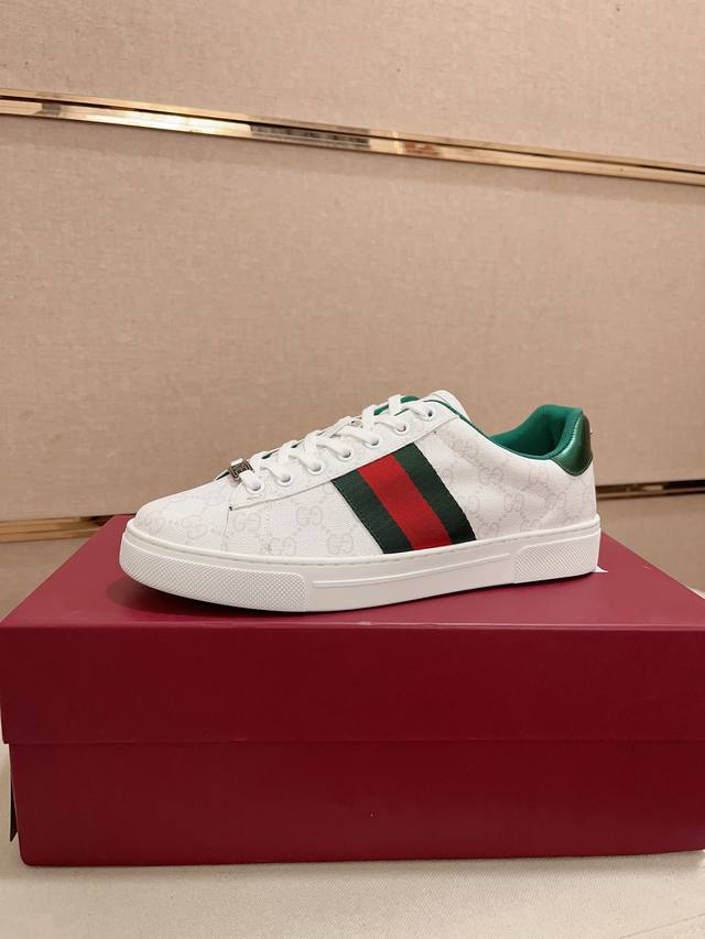 工厂价： Gucci2024早春古驰G家 最新爆款休闲 复古 原版购入开发 做货 古驰全新爆款系列 精致小巧的互扣式ACE标识浪漫诠释此系列的美学理念。选用米白