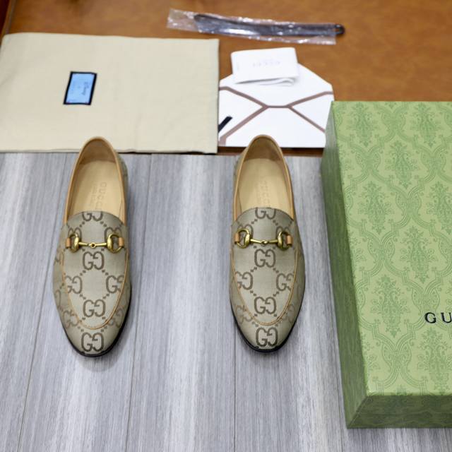 古奇G家新品 GUCCI饰织带和互扣式小号双G乐福鞋 莫卡辛便鞋 官方售价 RMB , 采用进口牛漆皮 光滑牛皮 荔面牛皮 高丝光磨砂牛皮制成 皮质质感细腻