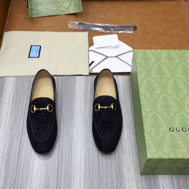 古奇G家新品 GUCCI饰织带和互扣式小号双G乐福鞋 莫卡辛便鞋 官方售价 RMB , 采用进口牛漆皮 光滑牛皮 荔面牛皮 高丝光磨砂牛皮制成 皮质质感细腻