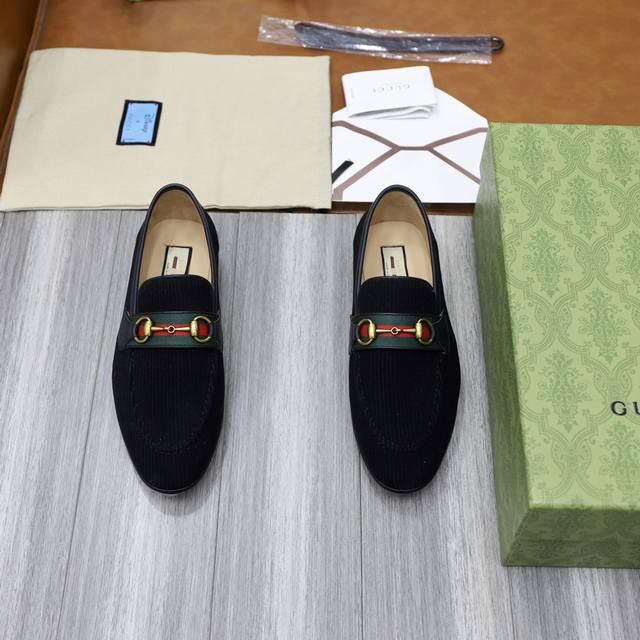 古奇G家新品 GUCCI饰织带和互扣式小号双G乐福鞋 莫卡辛便鞋 官方售价 RMB , 采用进口牛漆皮 光滑牛皮 荔面牛皮 高丝光磨砂牛皮制成 皮质质感细腻