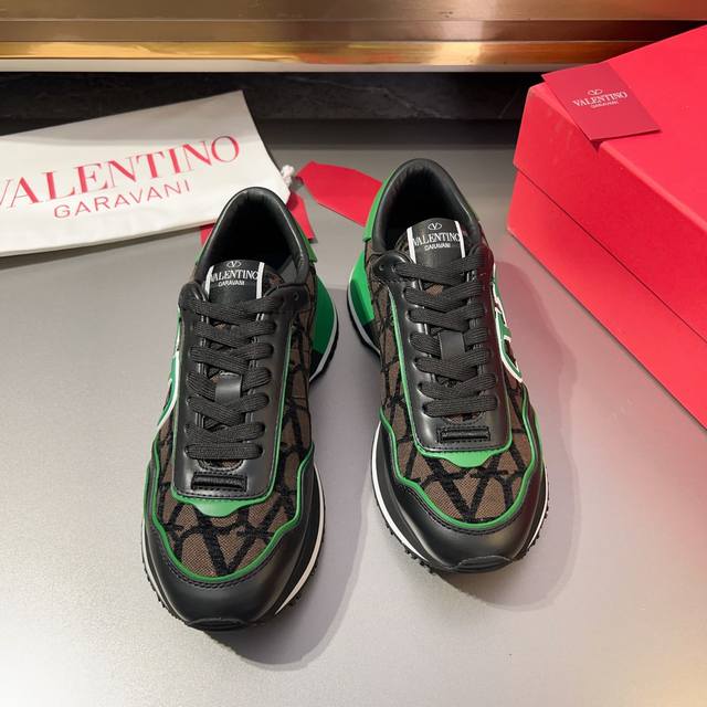 VALENTINO 华伦天奴 -高端品质 原单 -鞋面 纳帕小牛皮、品牌铆钉、鞋舌品牌布标 -内里：帆布布匹 -大底：TPR 橡胶; 双色成型大底 -超高品控