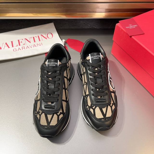 VALENTINO 华伦天奴 -高端品质 原单 -鞋面 纳帕小牛皮、品牌铆钉、鞋舌品牌布标 -内里：帆布布匹 -大底：TPR 橡胶; 双色成型大底 -超高品控