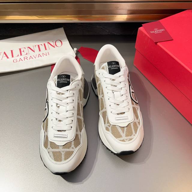 VALENTINO 华伦天奴 -高端品质 原单 -鞋面 纳帕小牛皮、品牌铆钉、鞋舌品牌布标 -内里：帆布布匹 -大底：TPR 橡胶; 双色成型大底 -超高品控