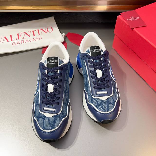 VALENTINO 华伦天奴 -高端品质 原单 -鞋面 纳帕小牛皮、品牌铆钉、鞋舌品牌布标 -内里：帆布布匹 -大底：TPR 橡胶; 双色成型大底 -超高品控