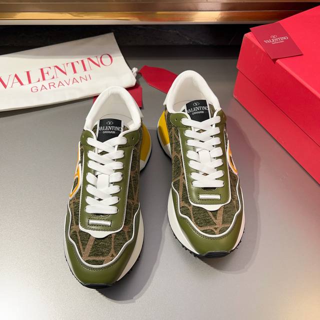 VALENTINO 华伦天奴 -高端品质 原单 -鞋面 纳帕小牛皮、品牌铆钉、鞋舌品牌布标 -内里：帆布布匹 -大底：TPR 橡胶; 双色成型大底 -超高品控