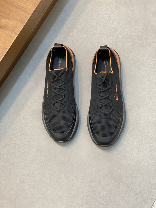 Santoni 圣东尼 新款男士飞织休闲运动鞋 这款意大利鞋履品牌的每一双鞋设计简洁经典，上脚非常舒适百搭！ 用“新贵”来形容意大利鞋履品牌Santoni，并不