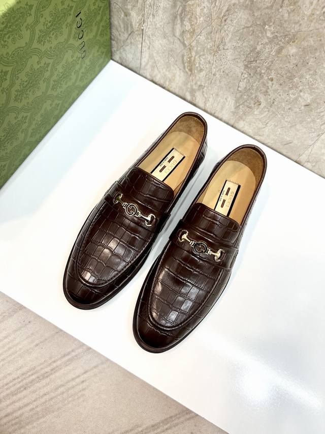 原版真皮大底 品牌：GUCCI 古奇 标准码：男码38 44 45 46可以定做 等级：官网同款 原单品质 材料：原版牛皮 水染牛皮内里 原版真皮大底 款式类别