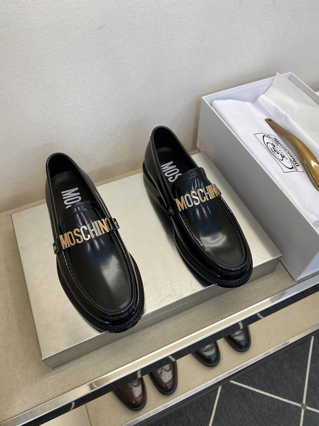 Moschino 莫斯奇诺德比鞋真皮底款 码39一44 5一10 ： 休闲走秀皮鞋！纯正高品质可1：1比较！面料：原版小牛皮面！内里：进口特订原版水染小牛皮！更