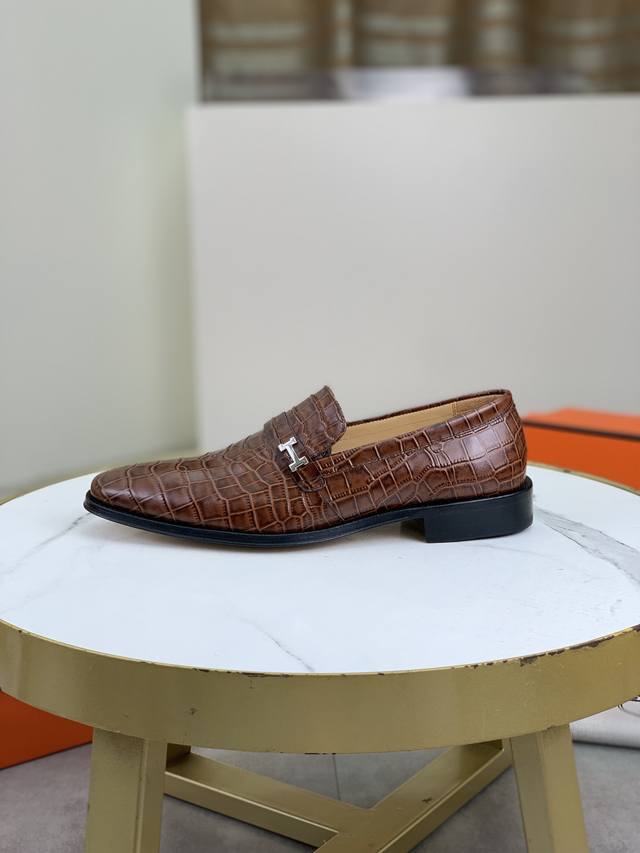 工厂价 顶级版本 原版真皮大底 品牌：Hermès 爱马仕 标准码：男码39-44 38、45可以定做 等级：官网同款 原单品质材料：原版柔软小牛皮 水染牛皮内