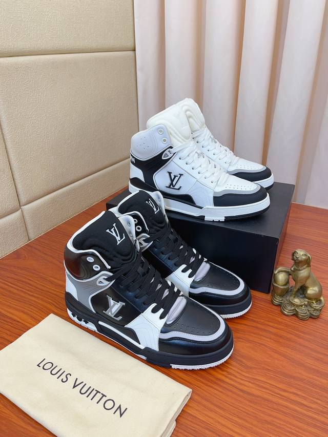 实价： 高版本Virgil Abloh 篮球鞋高帮新款，LV Trainer 运动鞋包裹 Monogram 丹宁布，展现传统篮球鞋的灵感启发，侧面点缀 共同造就