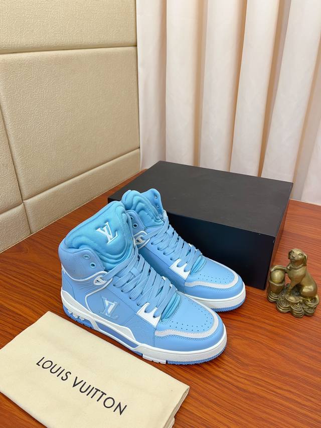 实价： 高版本Virgil Abloh 篮球鞋高帮新款，LV Trainer 运动鞋包裹 Monogram 丹宁布，展现传统篮球鞋的灵感启发，侧面点缀 共同造就