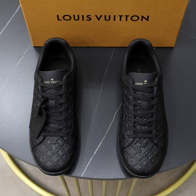 顶级原单 品牌： LOUIS VUITTON LV.路易威登 材质： 原工厂牛皮材料 1：1原板大底 舒适内里 款式类型：休闲运动 板鞋 等级：专柜品质 顶级