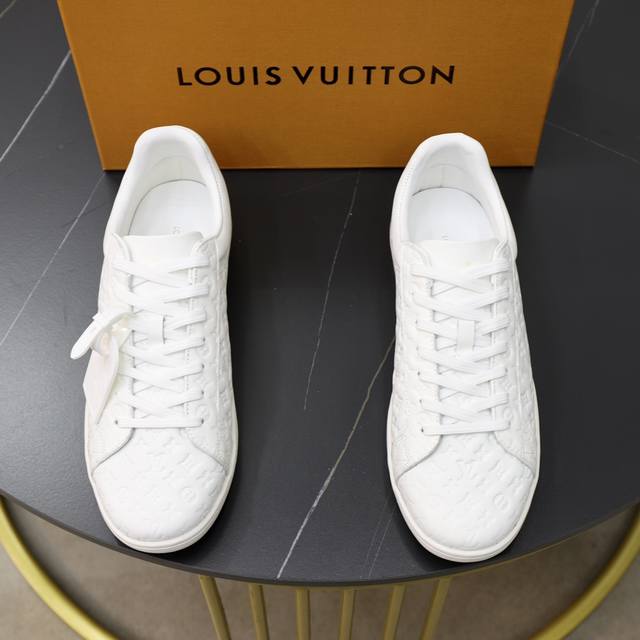 顶级原单 品牌： LOUIS VUITTON LV.路易威登 材质： 原工厂牛皮材料 1：1原板大底 舒适内里 款式类型：休闲运动 板鞋 等级：专柜品质 顶级