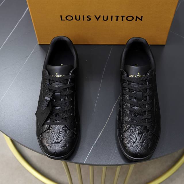 顶级原单 品牌： LOUIS VUITTON LV.路易威登 材质： 原工厂牛皮材料 1：1原板大底 舒适内里 款式类型：休闲运动 板鞋 等级：专柜品质 顶级