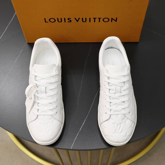 顶级原单 品牌： LOUIS VUITTON LV.路易威登 材质： 原工厂牛皮材料 1：1原板大底 舒适内里 款式类型：休闲运动 板鞋 等级：专柜品质 顶级