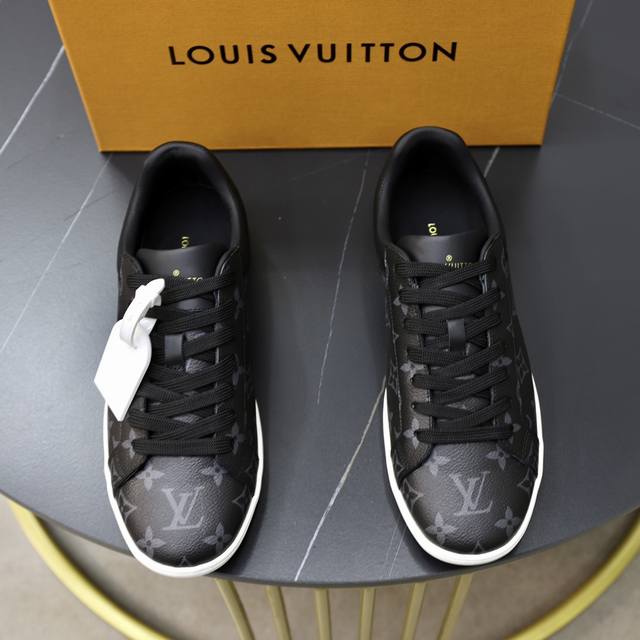 顶级原单 品牌： LOUIS VUITTON LV.路易威登 材质： 原工厂牛皮材料 1：1原板大底 舒适内里 款式类型：休闲运动 板鞋 等级：专柜品质 顶级