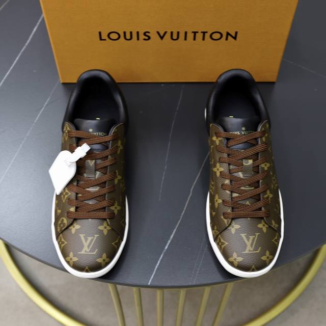 顶级原单 品牌： LOUIS VUITTON LV.路易威登 材质： 原工厂牛皮材料 1：1原板大底 舒适内里 款式类型：休闲运动 板鞋 等级：专柜品质 顶级