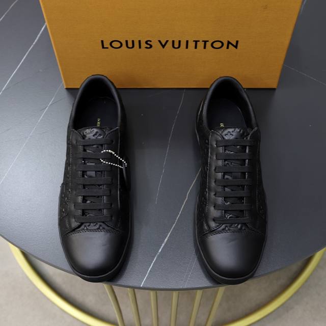 顶级原单 品牌： LOUIS VUITTON LV.路易威登 材质： 原工厂牛皮材料 1：1原板大底 舒适内里 款式类型：休闲运动 板鞋 等级：专柜品质 顶级