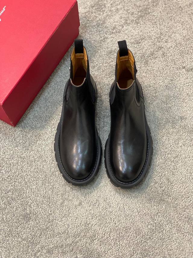 Ferraga*菲拉格慕男士秋冬及踝靴，体现经典的优雅气质。高雅的外观搭配修长的版型，进口牛皮打造，舒适轻盈，套脚式穿脱方便，内里本染小牛皮，超轻发泡大底，后置