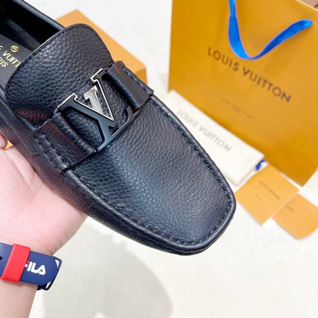 Louis Vuitton 路家高版本豆豆鞋新品来袭 专柜同步发售 原厂配置、意大利进口牛皮面料，全进口水染牛皮里垫，鞋底：原厂特供原版底超级舒适，原厂跟单货