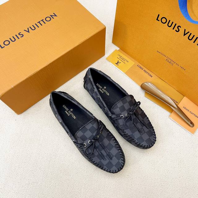 Louis Vuitton 路家高版本豆豆鞋新品来袭 专柜同步发售 原厂配置、意大利进口牛皮面料，全进口水染牛皮里垫，鞋底：原厂特供原版底超级舒适，原厂跟单货