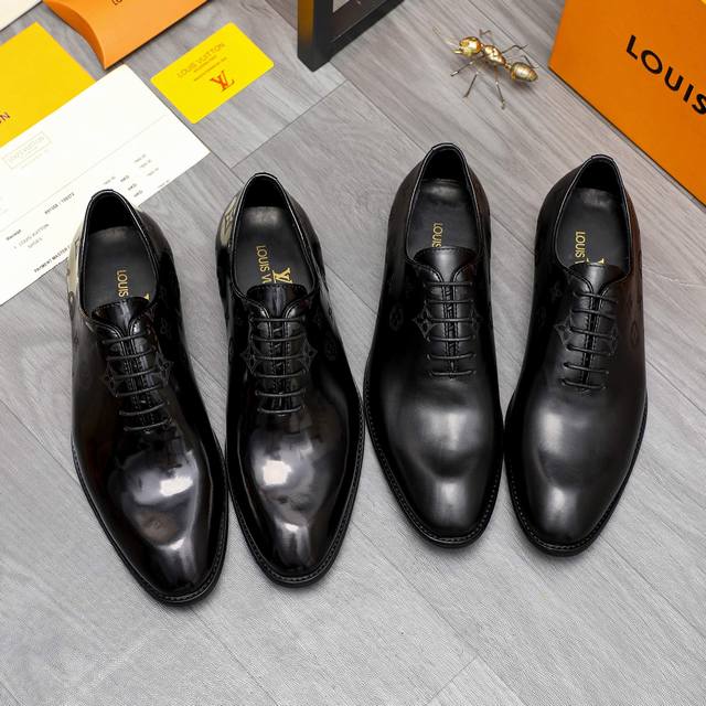 商品商标：LOUIS VUITTON 路易威登 商务系带皮鞋 正码码数: 39-44 商品材料：精选 珠光牛皮鞋面 牛皮内里 原版大底