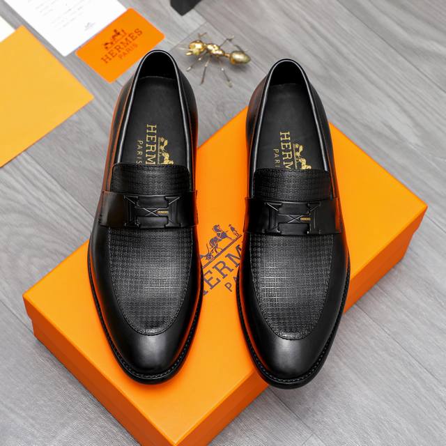 商品商标：HERMES 爱马仕 商务套脚皮鞋 正码码数: 39-44 商品材料：精选牛皮压纹鞋面 牛皮内里 原版大底