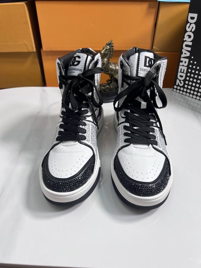 出厂价 品牌： DSQUARED2 尺码：35-44 可定做45，46 等级：高版本 材料： 夏季新款 款式类别：原版进口胶料材质 拼色设计原版弹力防滑大底