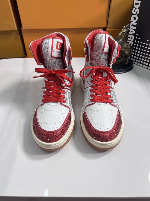 出厂价 品牌： DSQUARED2 尺码：35-44 可定做45，46 等级：高版本 材料： 夏季新款 款式类别：原版进口胶料材质 拼色设计原版弹力防滑大底