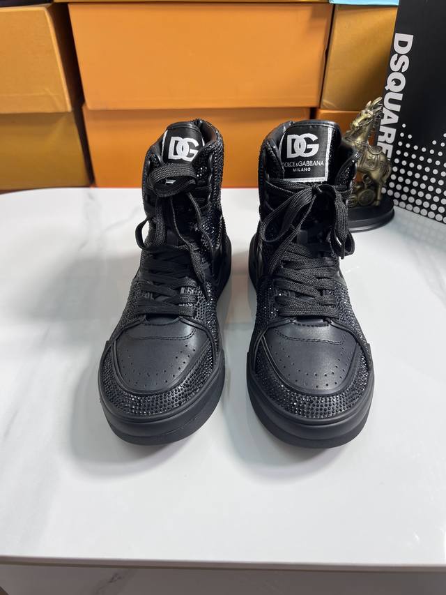 出厂价 品牌： DSQUARED2 尺码：35-44 可定做45，46 等级：高版本 材料： 夏季新款 款式类别：原版进口胶料材质 拼色设计原版弹力防滑大底