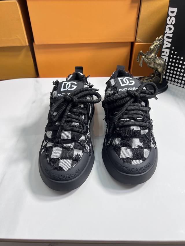 出厂价 品牌： DSQUARED2 尺码：35-44 可定做45，46 等级：高版本 材料： 夏季新款 款式类别：原版进口胶料材质 拼色设计原版弹力防滑大底