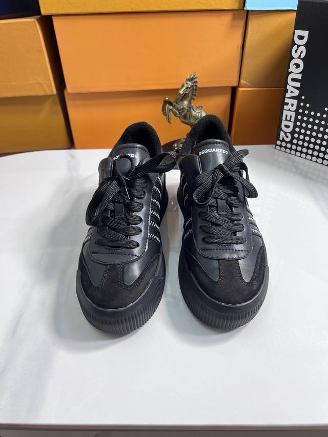 出厂价 品牌： DSQUARED2 尺码：35-44 可定做45，46 等级：高版本 材料： 夏季新款 款式类别：原版进口胶料材质 拼色设计原版弹力防滑大底