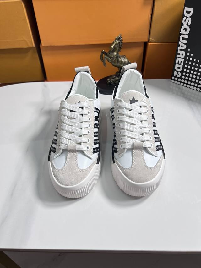 出厂价 品牌： DSQUARED2 尺码：35-44 可定做45，46 等级：高版本 材料： 夏季新款 款式类别：原版进口胶料材质 拼色设计原版弹力防滑大底